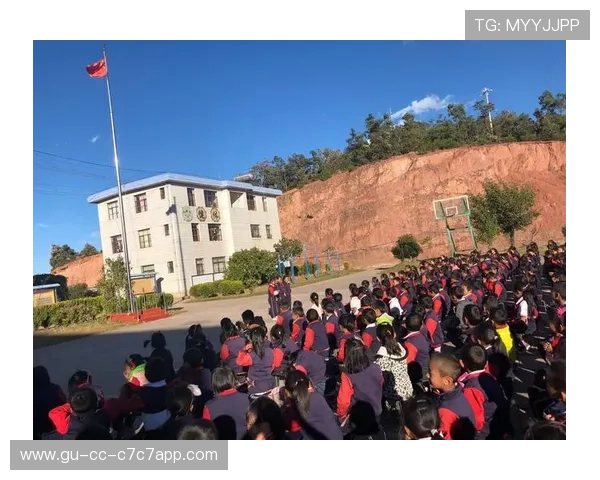 星空下的足球梦 女生独自追逐梦想的勇敢旅程