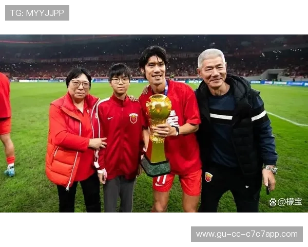 足球巨星品尝地道中国火锅引发热议网友纷纷点赞其挑战美食极限